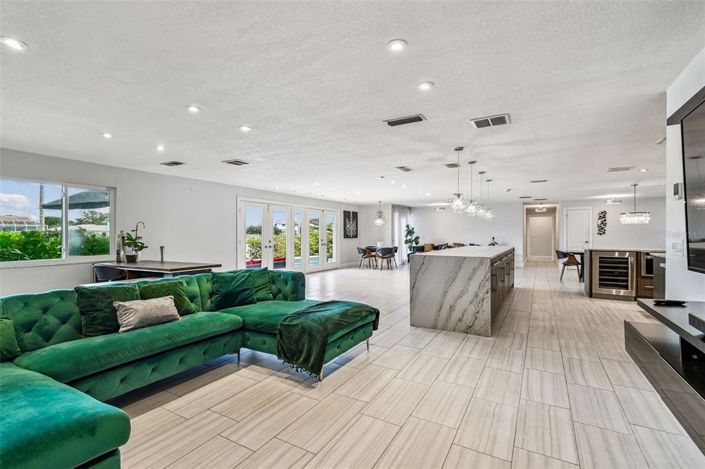 Image No.40-5 Bed Property for sale