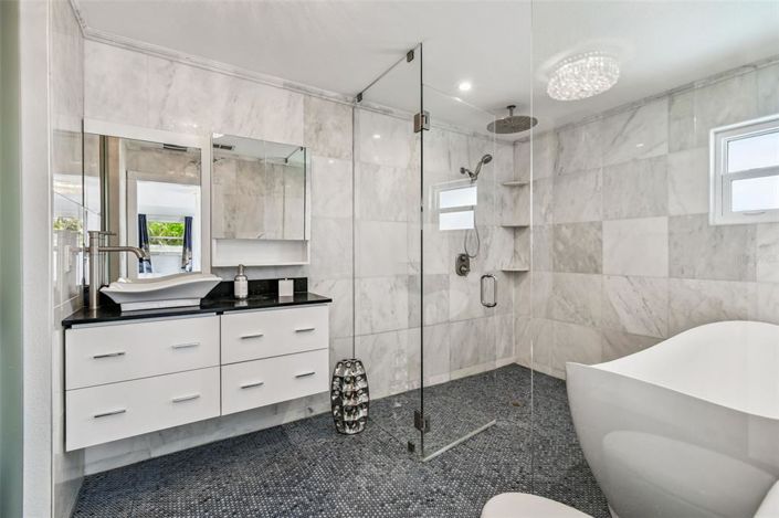 Image No.50-5 Bed Property for sale