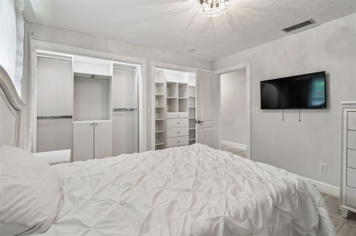 Image No.58-5 Bed Property for sale