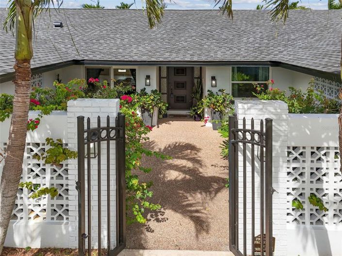 Image No.8-5 Bed Property for sale