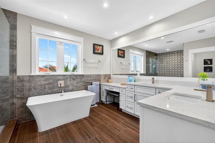 Image No.54-3 Bed Property for sale