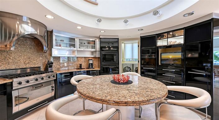 Image No.19-4 Bed Property for sale