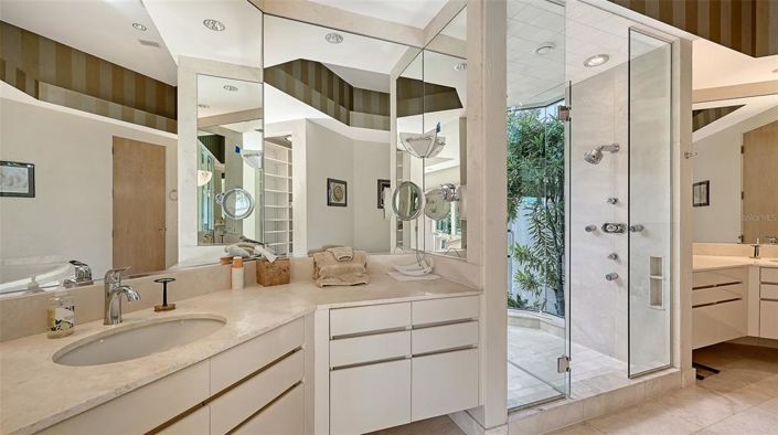 Image No.32-4 Bed Property for sale