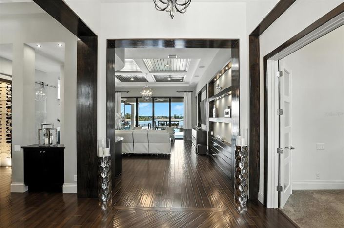 Image No.10-6 Bed Property for sale