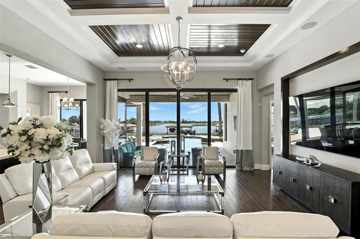 Image No.18-6 Bed Property for sale