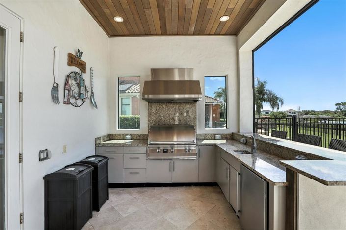 Image No.71-6 Bed Property for sale