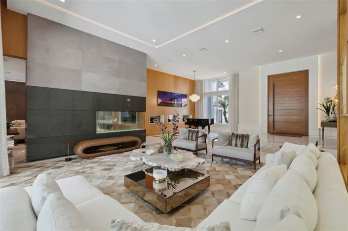 Image No.10-6 Bed Property for sale