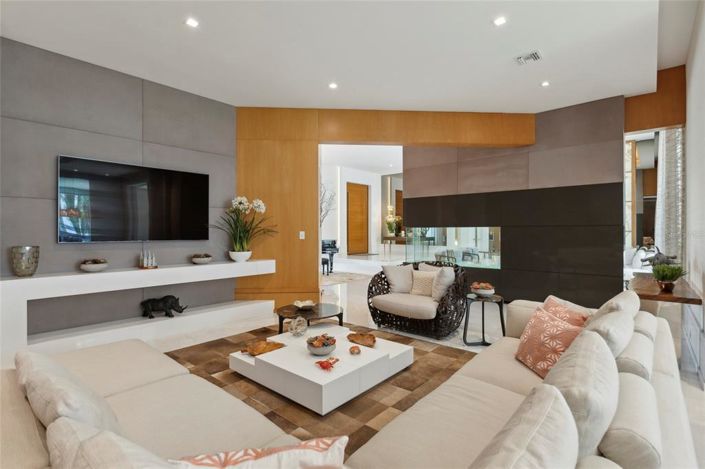 Image No.12-6 Bed Property for sale