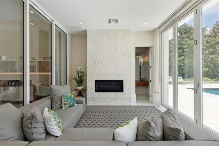 Image No.18-6 Bed Property for sale