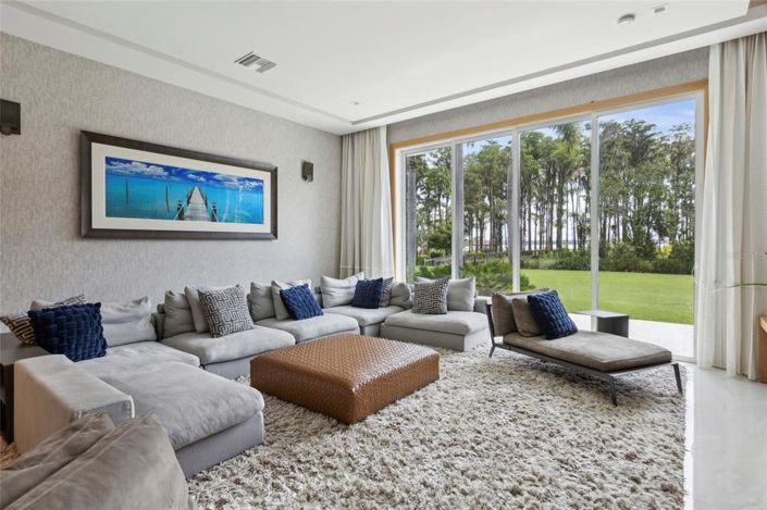 Image No.20-6 Bed Property for sale