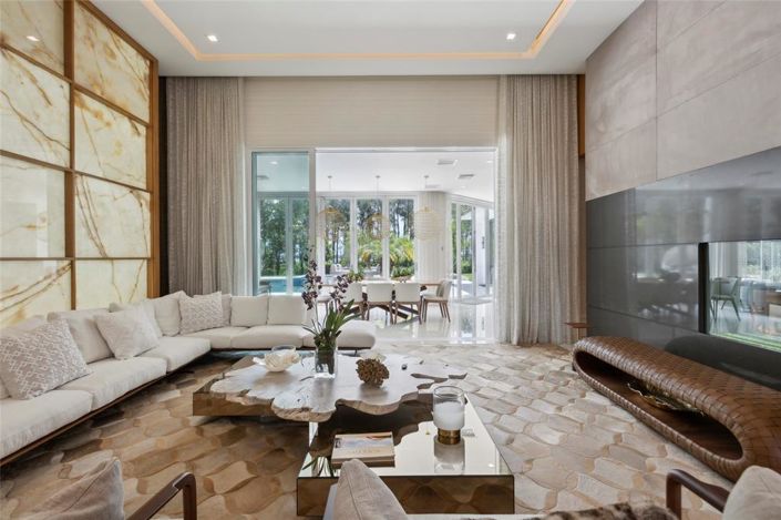 Image No.27-6 Bed Property for sale