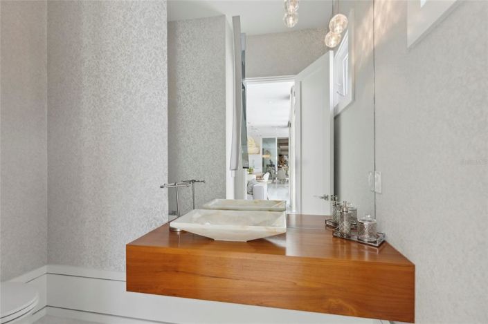 Image No.28-6 Bed Property for sale