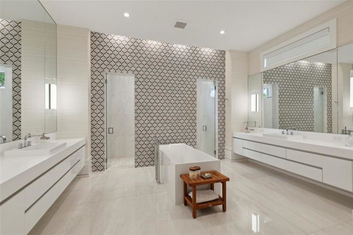 Image No.36-6 Bed Property for sale