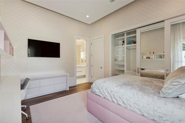 Image No.40-6 Bed Property for sale