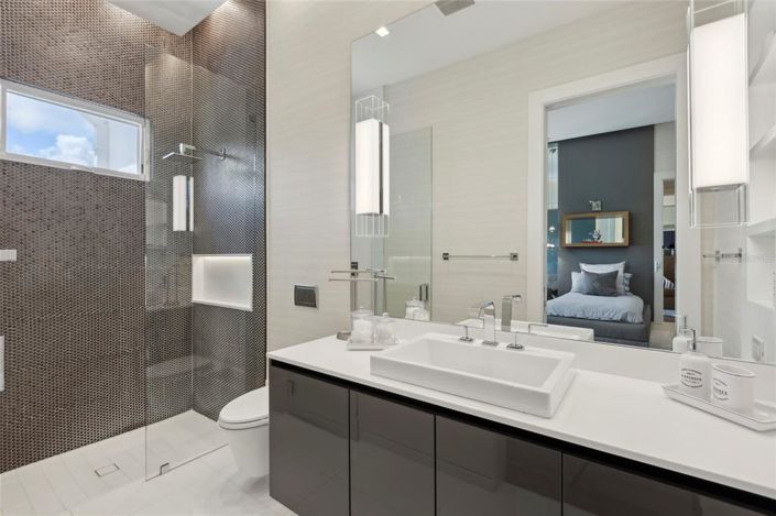 Image No.47-6 Bed Property for sale