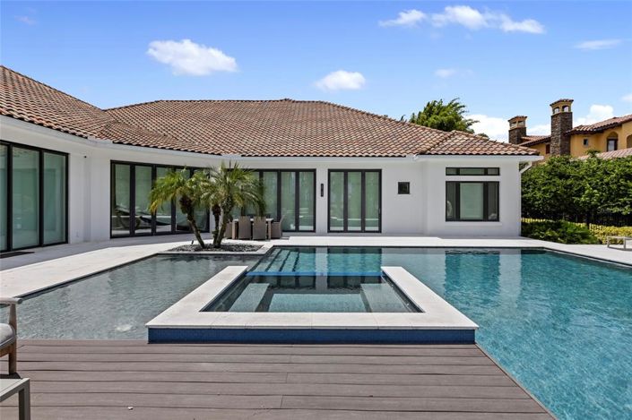 Image No.56-6 Bed Property for sale