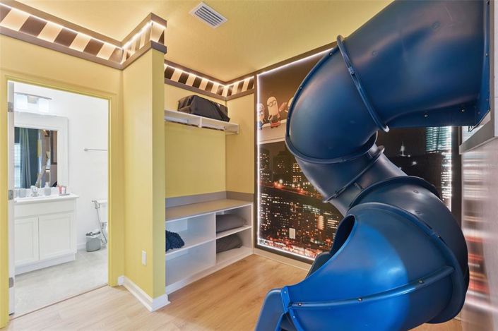 Image No.16-5 Bed Property for sale