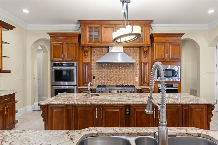 Image No.20-7 Bed Property for sale