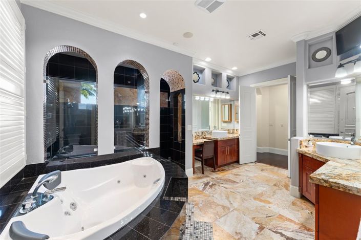 Image No.36-7 Bed Property for sale