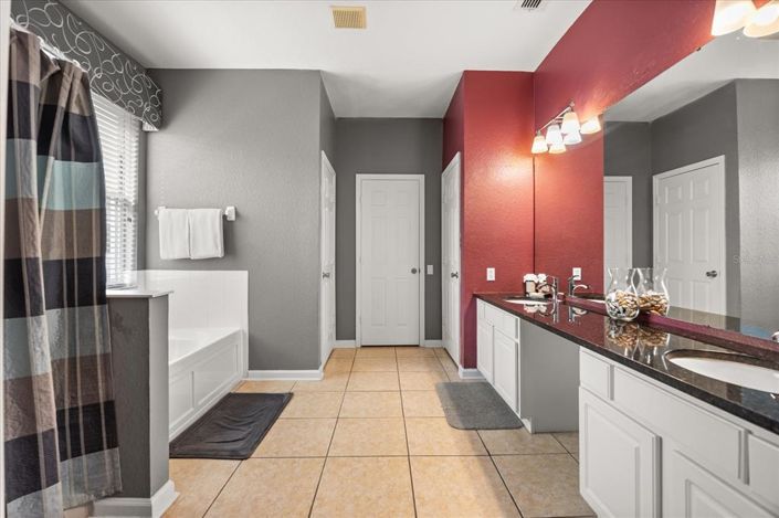 Image No.13-6 Bed Property for sale