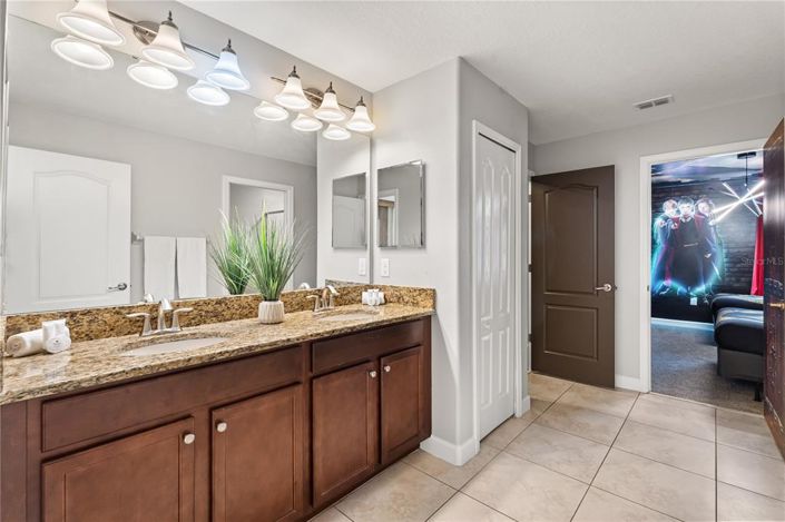 Image No.65-8 Bed Property for sale