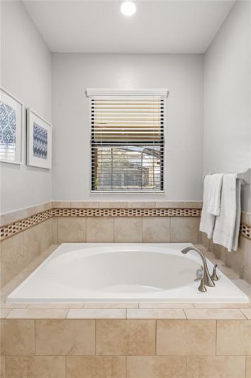 Image No.70-8 Bed Property for sale