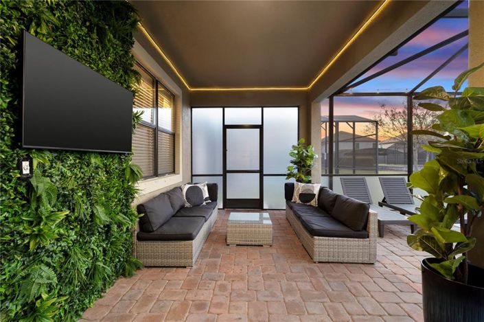 Image No.82-8 Bed Property for sale