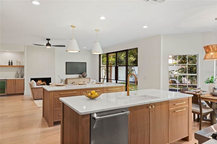 Image No.14-5 Bed Property for sale