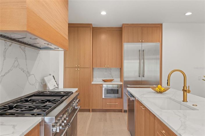 Image No.20-5 Bed Property for sale