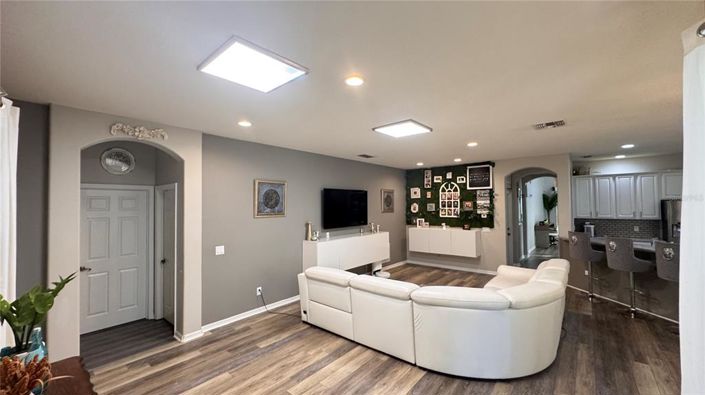 Image No.25-5 Bed Property for sale