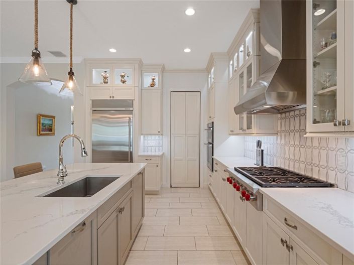 Image No.10-6 Bed Property for sale