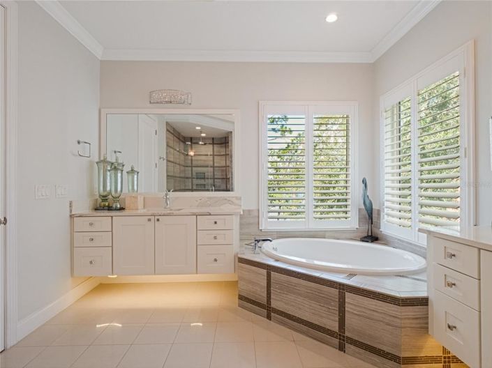 Image No.18-6 Bed Property for sale