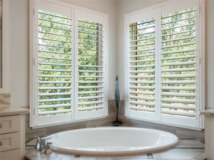 Image No.20-6 Bed Property for sale