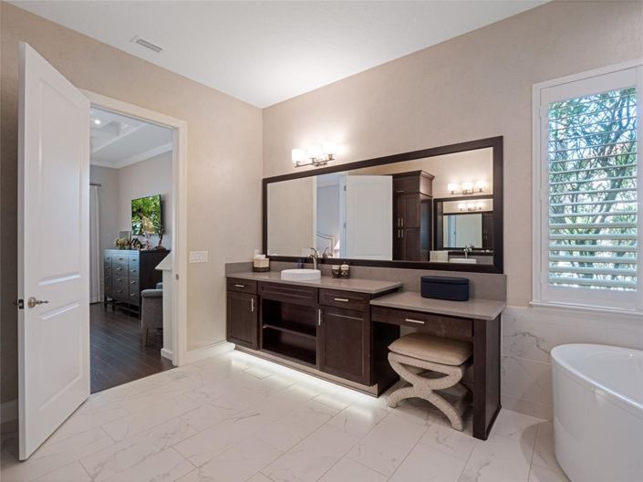 Image No.28-6 Bed Property for sale