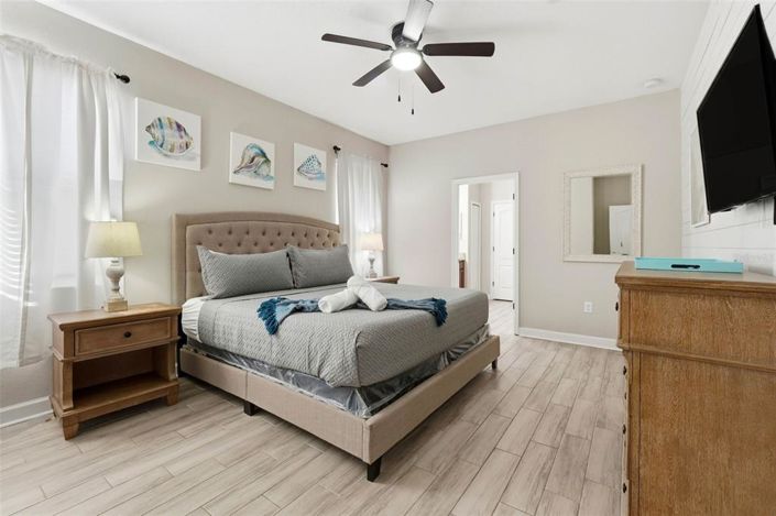 Image No.20-8 Bed Property for sale