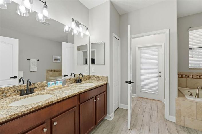 Image No.22-8 Bed Property for sale