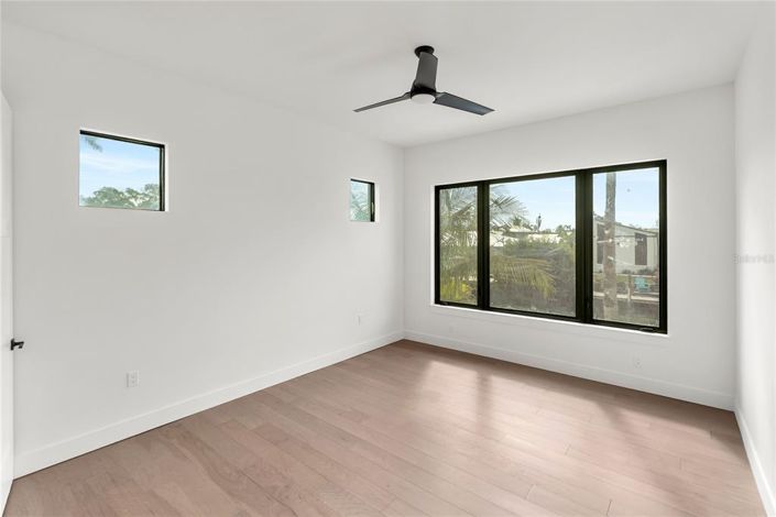 Image No.32-4 Bed Property for sale