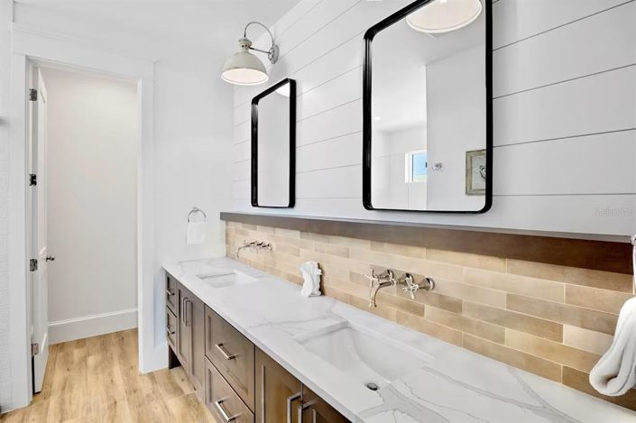 Image No.20-7 Bed Property for sale