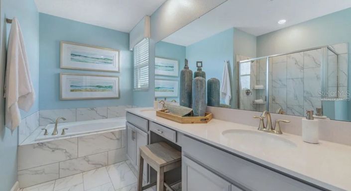 Image No.10-6 Bed Property for sale