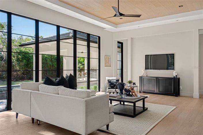 Image No.22-5 Bed Property for sale