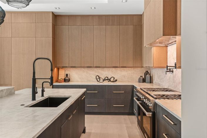 Image No.30-5 Bed Property for sale