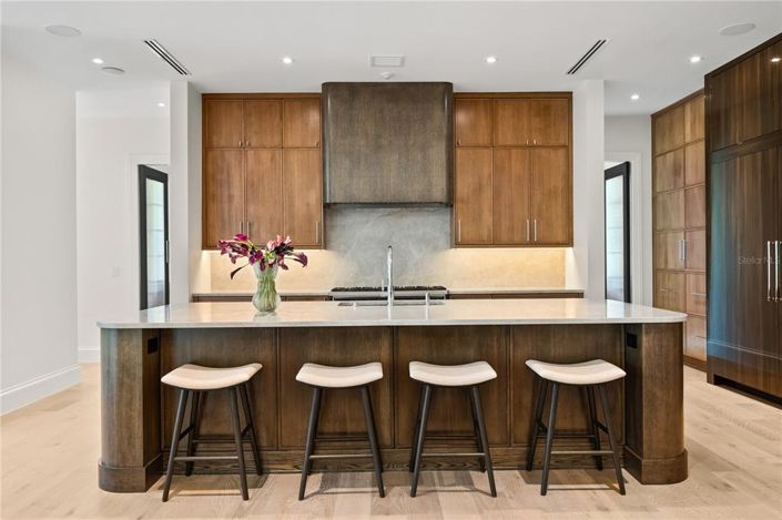 Image No.19-5 Bed Property for sale