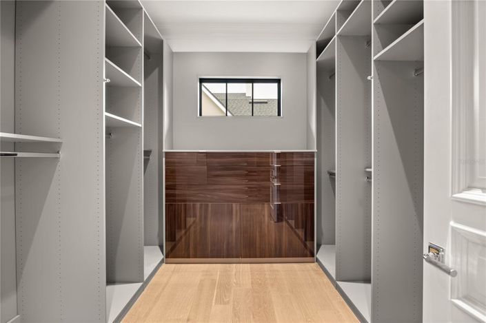 Image No.30-5 Bed Property for sale