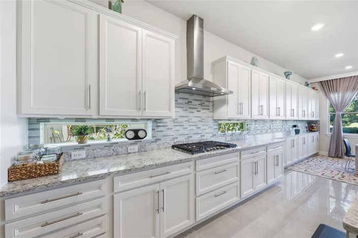 Image No.10-6 Bed Property for sale