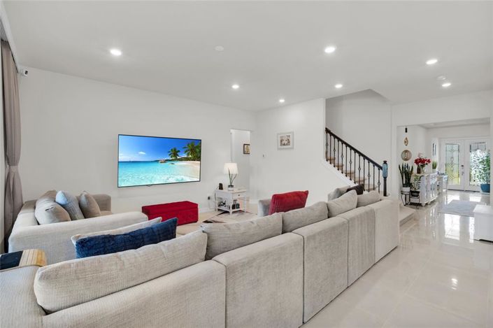 Image No.17-6 Bed Property for sale