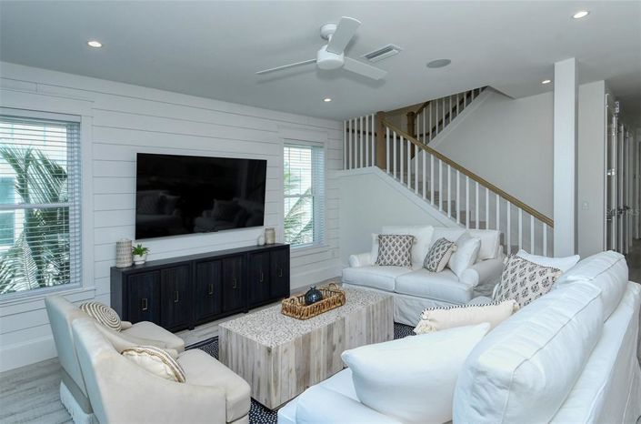 Image No.10-7 Bed Property for sale