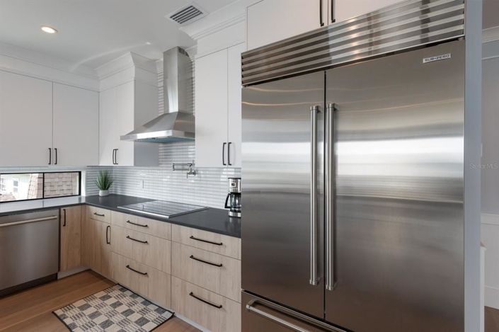 Image No.10-6 Bed Property for sale