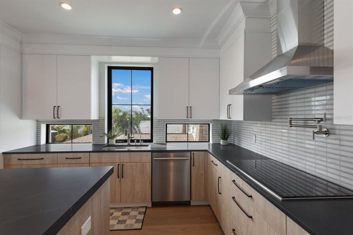 Image No.11-6 Bed Property for sale