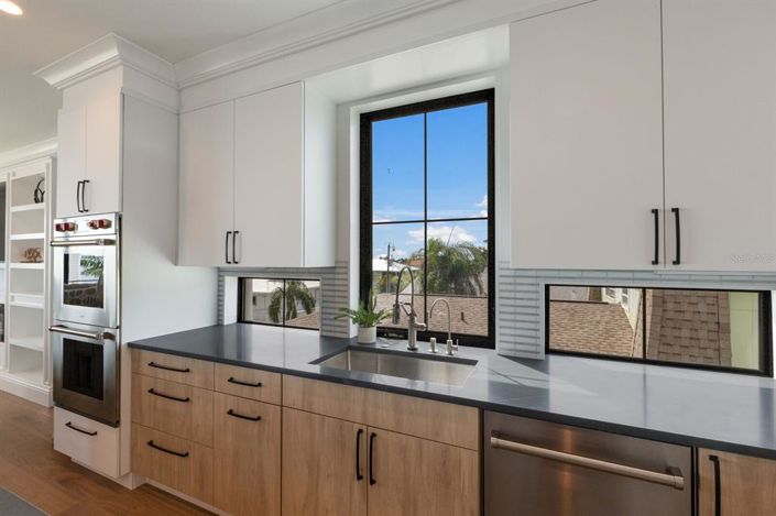 Image No.12-6 Bed Property for sale