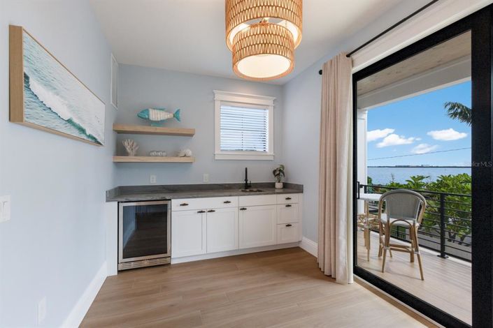 Image No.17-6 Bed Property for sale